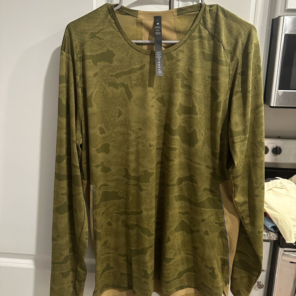 Lululemon workout shirt only worn once size large